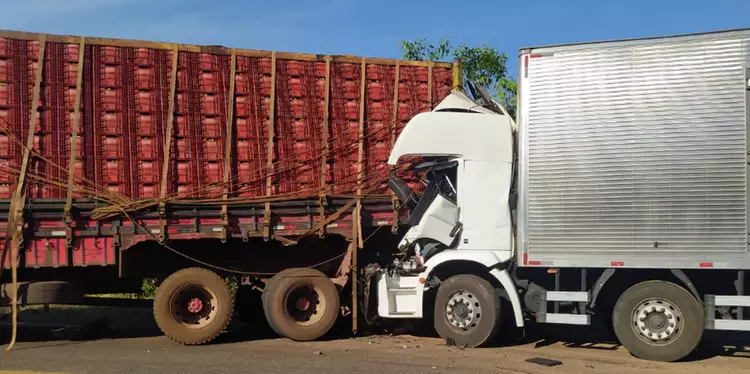 Carro de passeio é prensado entre carreta e caminhão em Ipixuna do Pará