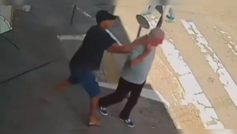 VÍDEO: Assaltante morre atropelado após roubar celular