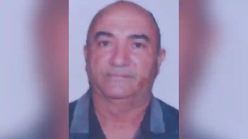 Clientes de bar matam a cadeiradas homem armado de faca