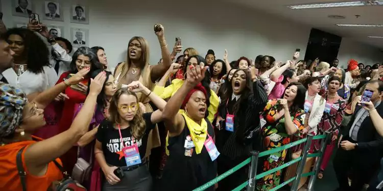 Sob protestos, CCJ da Câmara aprova PEC que proíbe aborto legal