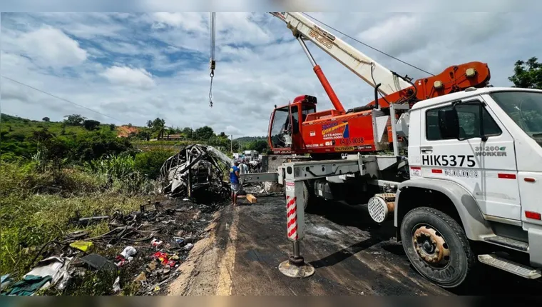 Grave acidente entre 3 veículos deixa pelo menos 41 mortos em Minas Gerais