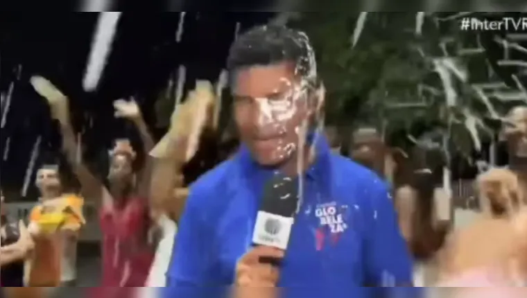 Repórter da Globo leva espuma e é roubado por foliões ao vivo