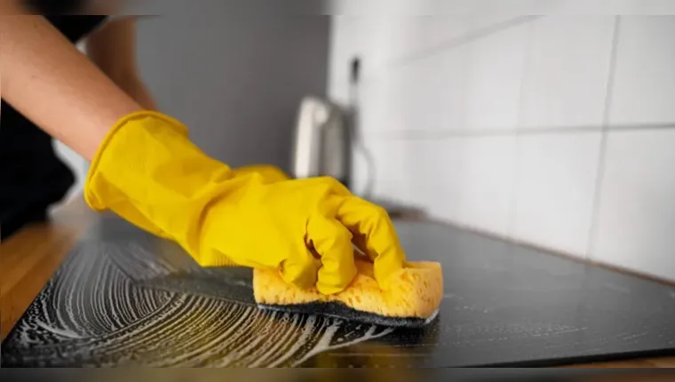 Descubra quando e como trocar a esponja de cozinha para evitar contaminações e manter a higiene na sua casa. | Reprodução/Freepik