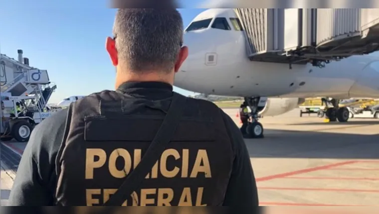Brasileiro é preso após tentar abrir porta de avião