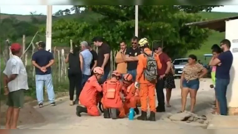 Após a descoberta do corpo da bebê, a mãe da criança passou mal e foi socorrida por bombeiros. | ​Foto: Reprodução/Redes sociais