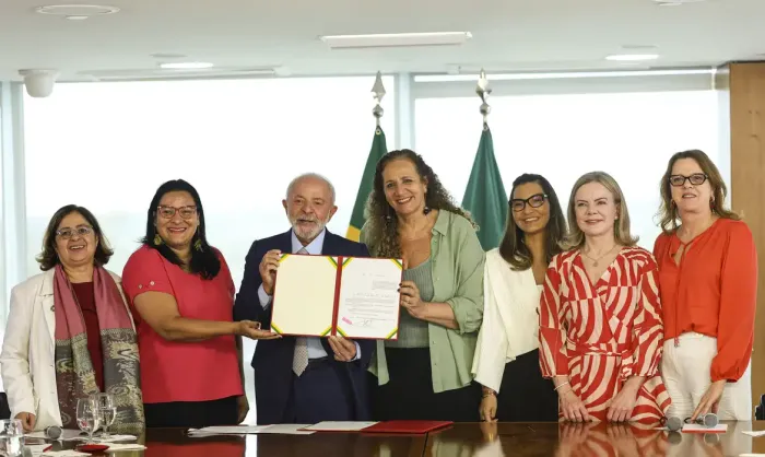Lula sanciona leis para proteção de direitos das mulheres