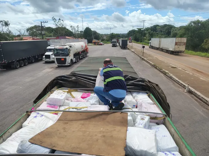 Sefa apreende uma tonelada de sacolas recicláveis e quase 400 pneus