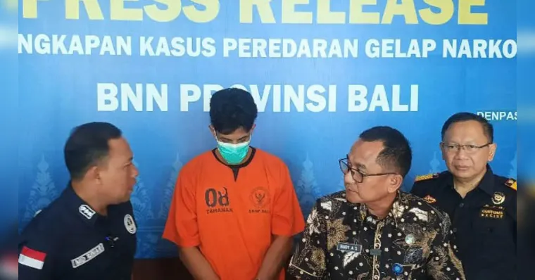 Brasileiro sendo apresentado pela policia de Bali | ANTARA/Rolandus Nampu/rst