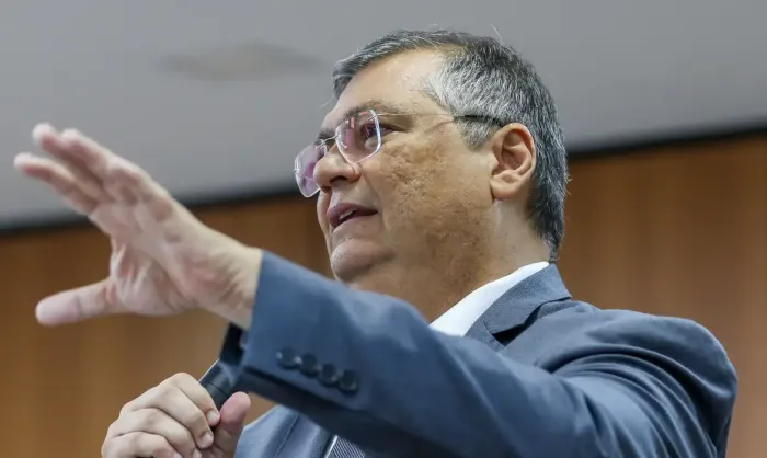 Dino dá 10 dias para Motta explicar trâmite do PL sobre adultização