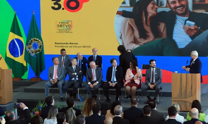 Lula assina decreto da TV 3.0; novo sistema deve começar em 2026