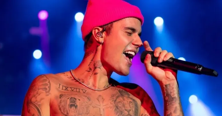 Justin Bieber passeia só de cueca e recebe elogios na web