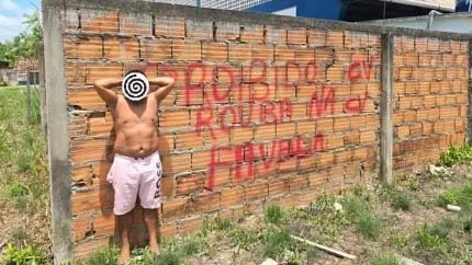 Homem que pichava 'CV' em muro é preso em São Domingos do Capim