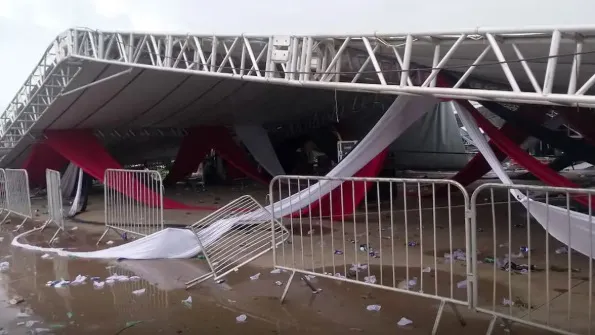 Uma pessoa morre e 40 se ferem em queda de estrutura em festa