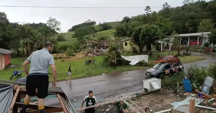 Após ciclone, Inmet mantém alerta vermelho para 4 estados