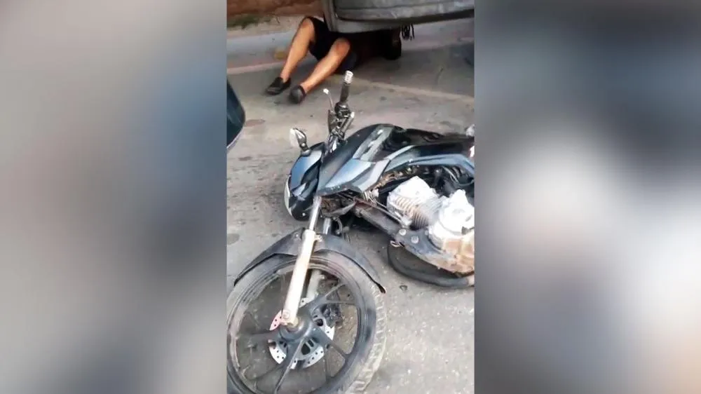 Vídeo: jovem escapa da morte se jogando em grades de ponte