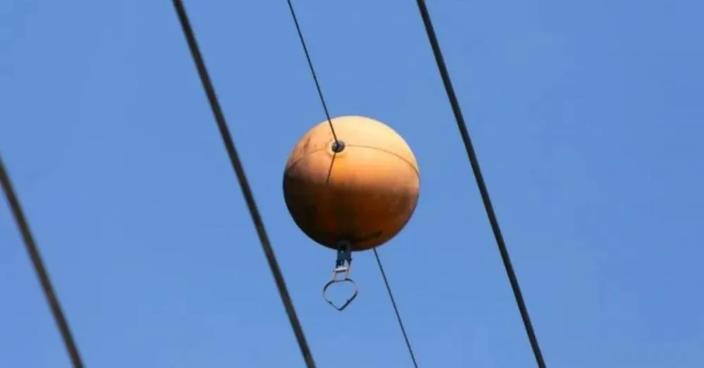 O que são as “bolas de basquete” em fios de alta tensão?
