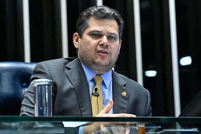 Após indicação de Messias ao STF, Alcolumbre acelera votação de projeto que pressiona contas públicas