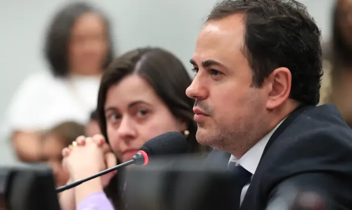 Maioria dos deputados vota contra cassação de Glauber Braga; suspensão de 6 meses será aplicada
