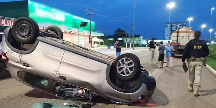 Carro capota após colisão com caminhão na BR-230, em Marabá