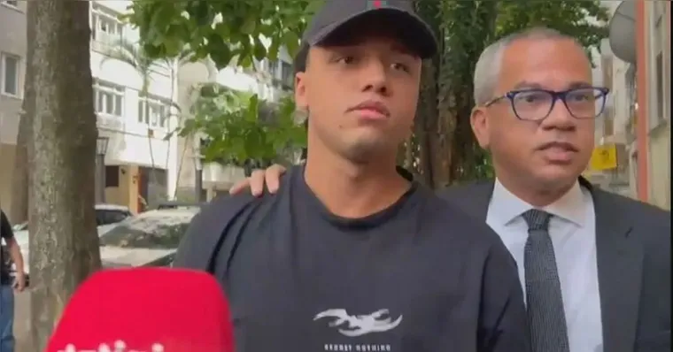 Preso por estupro coletivo usa camisa com mensagem subliminar