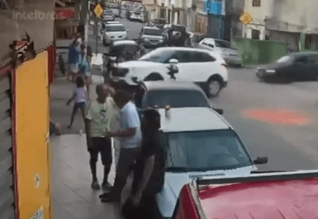 Câmeras de segurança registram o momento em que homem embriagado atropela quatro crianças que brincavam no portão de casa em Diadema (SP) | Foto: Reprodução/SBT Brasil - 04.04.2026