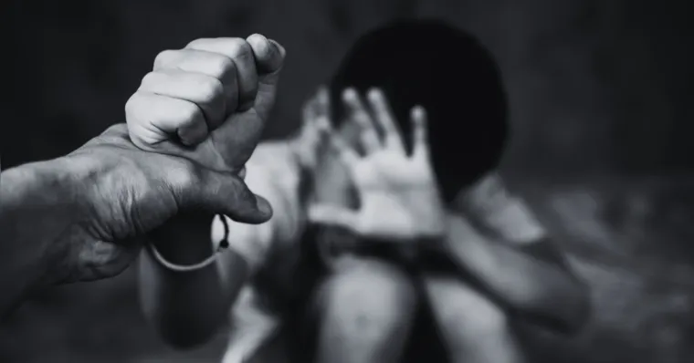 O menino foi encontrado em Hagenbach, cercado por lixo; criança estava nua e em estado grave de desnutrição. | Imagem ilustrativa/Divulgação