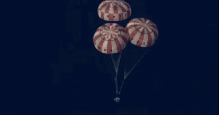 Paraquedas ajudam no pouso da cápsula | (Reprodução/NASA)