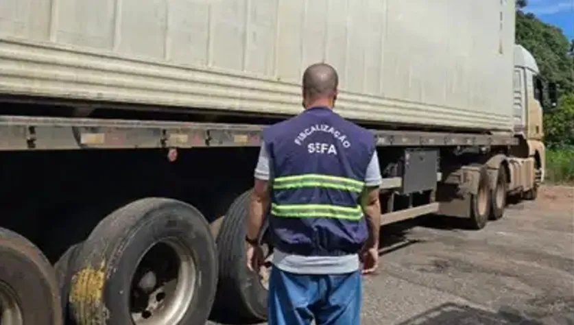 Sefa apreende carga de bebidas escondida sob latas de tinta em Conceição do Araguaia