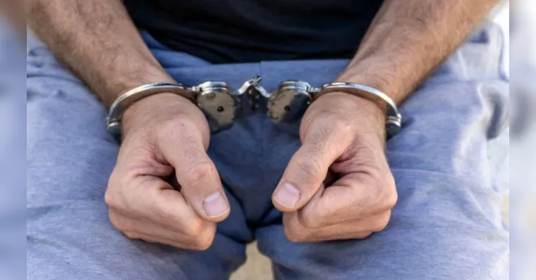 O diretor foi preso suspeito de interferir em investigação de caso que envolve professor suspeito de abusar de alunas | Reprodução/iStock