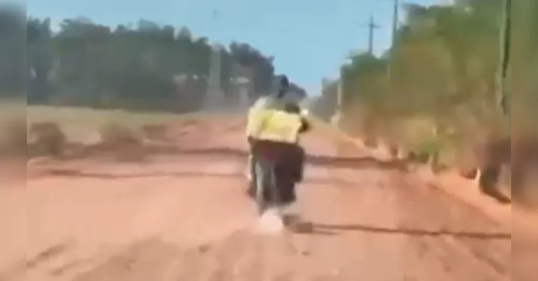 Motociclista é flagrado arrastado cachorro por corda no pescoço em Breu Branco