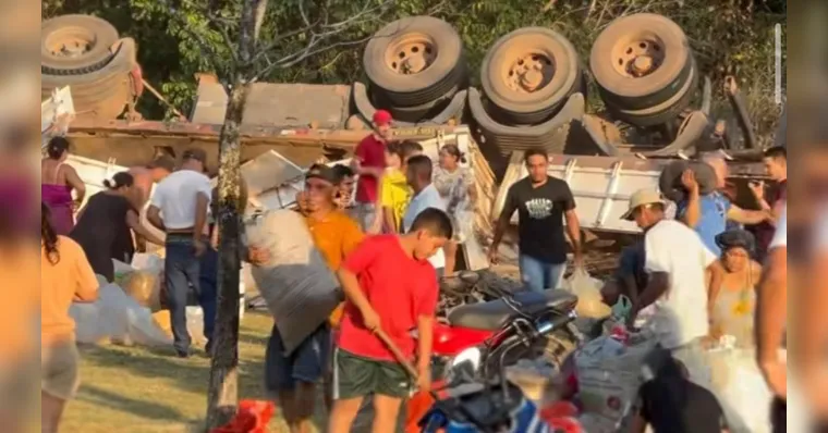 Carreta tomba na PA-252 no Moju e carga de milho é saqueada