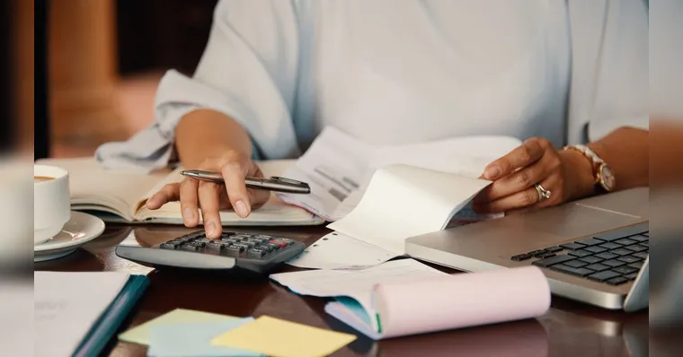 De acordo com a Serasa, 8,7 milhões de dívidas estão disponíveis para quitação com o desconto máximo. | (Freepik)