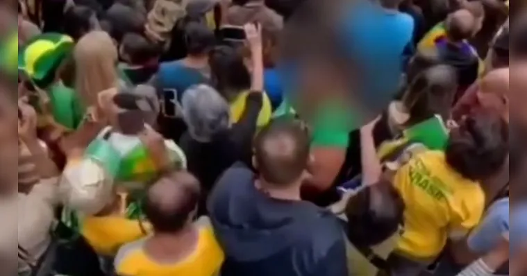 Segundo o depoimento, ela se assustou, reagiu e o suspeito fugiu em meio ao público. | ( Reprodução Redes Sociais )