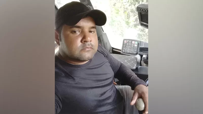 Motociclista de 38 anos morre ao colidir com carro em Tailândia