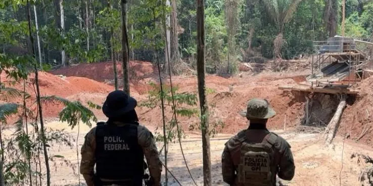 PF e PM apreendem e inutilizam equipamentos usados em garimpo ilegal na Terra Indígena Munduruku. (Foto: Polícia Federal)