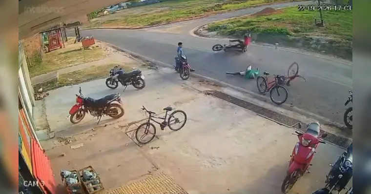 A colisão foi tão forte que tanto o homem que empurrava a bicicleta e o motociclista ficaram feridos | Reprodução/Redes Sociais