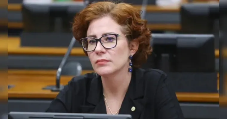 Carla Zambelli pede ao STF para voltar ao Brasil