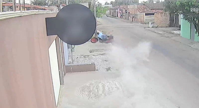 Uma câmera de segurança gravou o momento em que o motociclista bateu no poste/ Foto: Divulgação