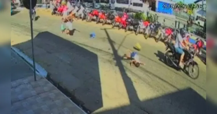 Na colisão, a criança chegou a ser arremessada e foi socorrida pela mãe | Reprodução
