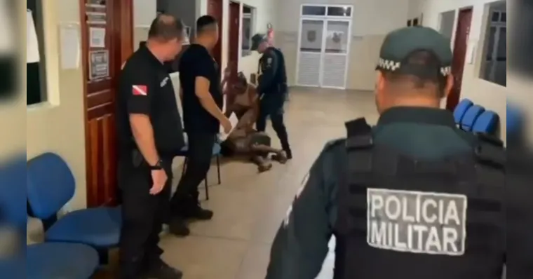 Irmã de vítima de assalto agride suspeito dentro de delegacia no Pará