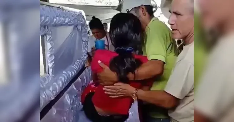 Adolescente de 15 anos acorda durante o próprio velório na Guatemala