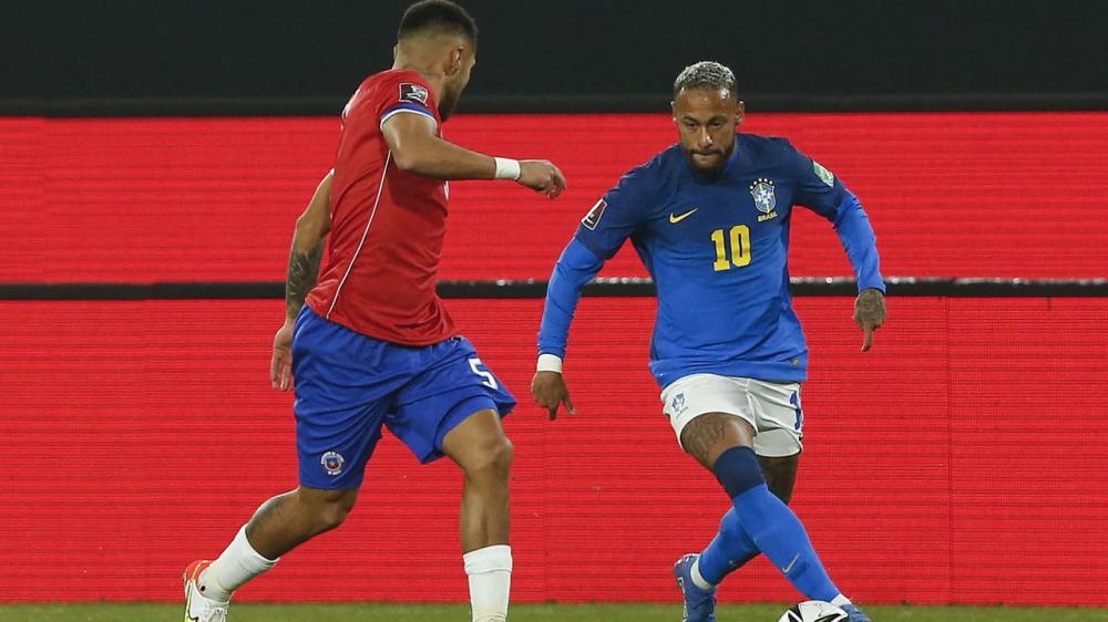 Eliminatórias: mesmo jogando mal, Brasil vence Chile